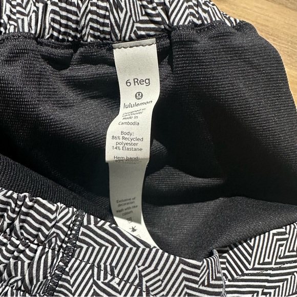 Lululemon Hotty Hot Short Size 6 - Picture 5 of 5